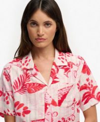 Superdry Krótka koszula Beach w wzór Ikat Floral Red bawełna/ wiskoza. Czerwone koszule Superdry, na lato, z aplikacjami, z bawełny, bez kołnierzyka, bez ramiączek. Za 215.30 zł.