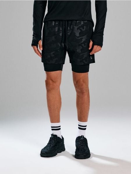 Dwuwarstwowe spodenki sportowe - czarny. Czarne krótkie spodenki sportowe Sinsay, l, bez wzorów. Za 39.99 zł.
