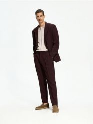 Garniturowe spodnie slim fit - mahoniowy. Brązowe garnitury Reserved, l, bez wzorów, z tkaniny. Za 169.99 zł.