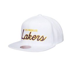 Czapka typu snapback Mitchell & Ness Heritage Script Los Angeles Lakers. Białe czapki z daszkiem Mitchell & Ness, bez wzorów. Za 198.50 zł.