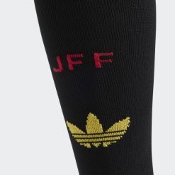 Getry wyjazdowe Jamajka 26 x Bob Marley. Czarne legginsy długie sportowe Adidas, bez wzorów, do piłki nożnej. Za 99.95 zł.