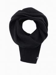 Monochromatyczny męski szalik z prążkowanej dzianiny – czarny V1 OM-ACSF-0119 - uniwersalny. Czarne szaliki Ombre Clothing, z aplikacjami, z dzianiny. Za 59.99 zł.