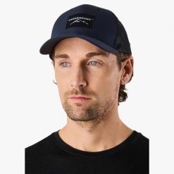 Czapka z daszkiem hiking unisex Swedemount Lofoten Trucker Cap II. Niebieskie czapki z daszkiem SWEDEMOUNT, bez wzorów, z materiału. Za 71.99 zł.