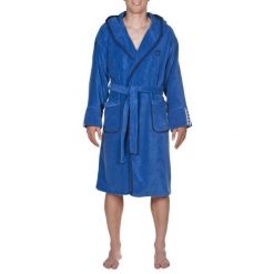 Szlafrok kąpielowy na basen po treningu unisex Arena Premium Robe. Niebieskie szlafroki Arena, bez wzorów, bez ramiączek, bez kaptura. Za 299.99 zł.