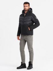 Pikowana męska kurtka z łączonych materiałów z wysokim kołnierzem – czarna V1 OM-JALP-0172 - XXL. Czarne kurtki Ombre Clothing, l, z aplikacjami, z gumy, bez kaptura. W wyprzedaży za 169.99 zł.