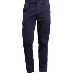 BOSS CASUAL SEBAS Bojówki dark blue. Joggery i bojówki marki BOSS CASUAL. W wyprzedaży za 347.40 zł.