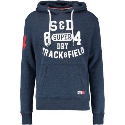Superdry TRACKSTER HOOD Bluza z kapturem lake blue grit. Bluzy z kapturem marki Superdry. W wyprzedaży za 305.10 zł.
