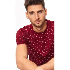 T-SHIRT Z NADRUKOWANYM WZOREM. T-shirty marki TOP SECRET. W wyprzedaży za 19.99 zł.