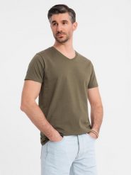 Męska klasyczna bawełniana koszulka z dekoltem w serek BASIC – ciemnooliwkowa V6 OM-TSBS-0237 - XXL. Zielone t-shirty Ombre Clothing, l, bez wzorów, z bawełny, bez kołnierzyka, bez ramiączek. W wyprzedaży za 39.99 zł.