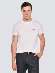 Koszulka męska z niewielkim nadrukiem na piersi biała Karr 100. Białe t-shirty BIG STAR, l, bez wzorów, z bawełny, bez kołnierzyka, bez ramiączek. Za 99.99 zł.