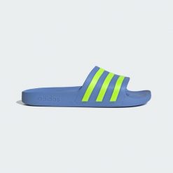 Klapki adilette Aqua. Białe klapki Adidas, z materiału. Za 99.95 zł.