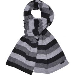 SZALIK MĘSKI W PASKI. Szare szaliki marki TOP SECRET, bez wzorów. W wyprzedaży za 19.99 zł.