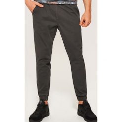 Materiałowe joggery - Szary. Spodnie materiałowe marki House. Za 99.99 zł.
