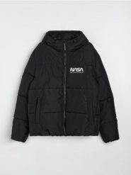 Pikowana kurtka puffer z kapturem NASA - czarny. Czarne kurtki Sinsay, l, bez wzorów, z kapturem. Za 159.99 zł.