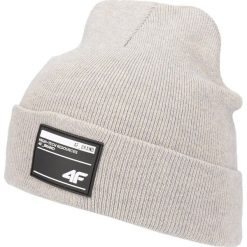 Czapka męska CAM201 - beż melanż. Czapki zimowe marki 4F. W wyprzedaży za 19.99 zł.