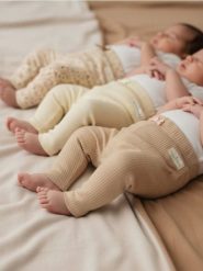 Legginsy 3 pack - kremowy. Białe legginsy długie sportowe Sinsay, l, bez wzorów. W wyprzedaży za 24.99 zł.
