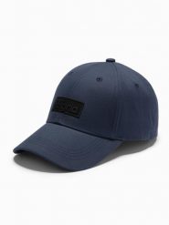 Czapka męska z daszkiem bejsbolówka z prostokątną naszywką – granatowa V3 OM-ACCS-0104 - uniwersalny. Białe czapki z daszkiem Ombre Clothing, z aplikacjami, z bawełny. Za 59.99 zł.