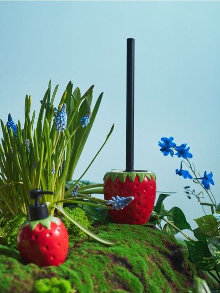 Szczotka toaletowa z motywem truskawki - czerwony. Perfumy męskie Sinsay. Za 29.99 zł.