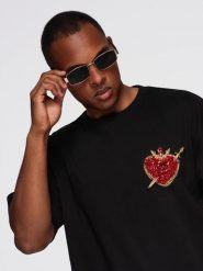 Bawełniana męska koszulka z biżuteryjną aplikacją na klatce piersiowej - czarna V1 - Rozmiar: XL. Czarne t-shirty Ombre Clothing, m, z aplikacjami, z bawełny, bez kołnierzyka, bez ramiączek. Za 255.99 zł.