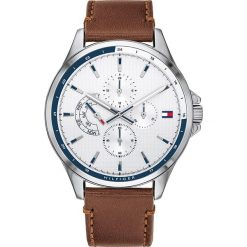 Zegarek kwarcowy "Casual" w kolorze brązowo-białym. Białe, analogowe zegarki Tommy Hilfiger. W wyprzedaży za 493.95 zł.