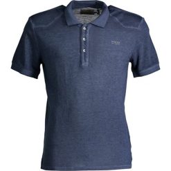 Koszulka polo w kolorze niebieskim. Koszulki polo marki Guess, z nadrukiem, polo, z krótkim rękawem. W wyprzedaży za 169.95 zł.