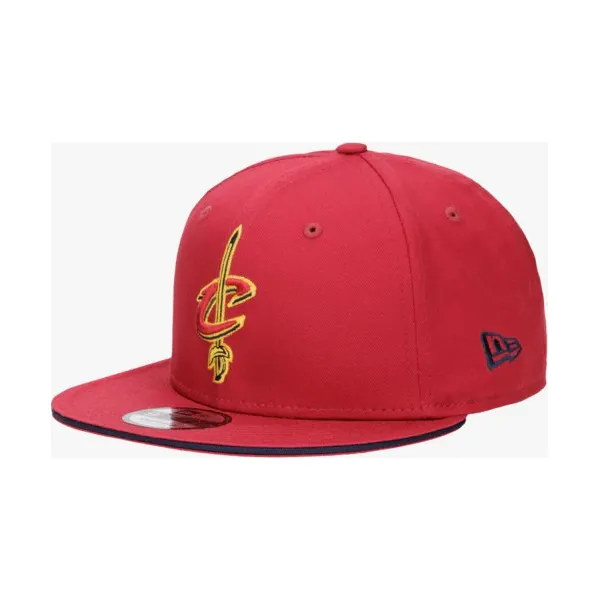New Era Czapka Team Snap Clecav Carosb , bordowy, rozmiar ML. Czerwone czapki z daszkiem New Era, bez wzorów, z materiału. W wyprzedaży za 69.99 zł.