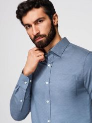 Męska koszula SLIM FIT z ozdobnej tkaniny z kieszonką – niebieska V1 - Rozmiar: M. Niebieskie koszule Ombre Clothing, m, bez wzorów, z bawełny, bez kołnierzyka, bez ramiączek. W wyprzedaży za 89.99 zł.