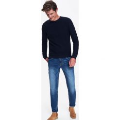 SWETER MĘSKI Z FAKTURĄ. Niebieskie golfy TOP SECRET, na jesień, l, bez wzorów, z dzianiny, bez kołnierzyka, bez ramiączek. W wyprzedaży za 59.99 zł.