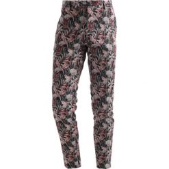 Topman HIBISCUS Spodnie garniturowe pink. Eleganckie spodnie marki Topman. Za 299.00 zł.
