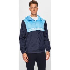 Calvin Klein Jeans - Kurtka. Niebieskie kurtki Calvin Klein Jeans, l, bez wzorów, z jeansu, z kapturem. W wyprzedaży za 319.90 zł.