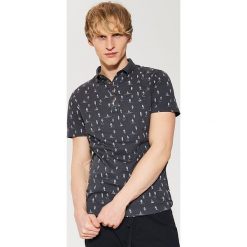 Koszulka polo z mikronadrukiem - Szary. Koszulki polo sportowe marki House. W wyprzedaży za 39.99 zł.