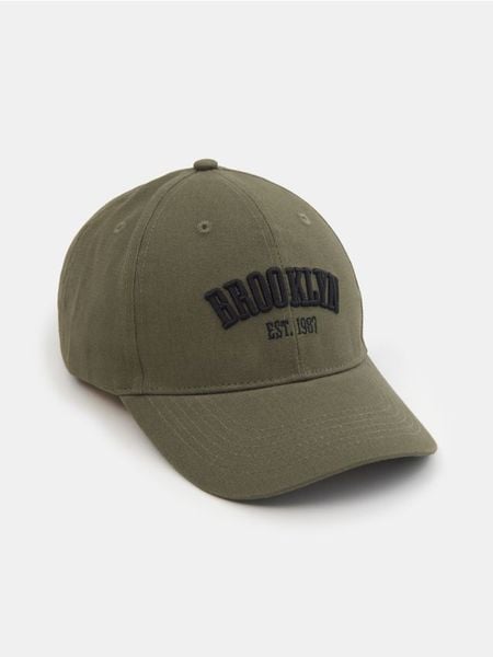 Bawełniana czapka z daszkiem i haftem - zielony. Zielone czapki z daszkiem Sinsay, bez wzorów, z bawełny. Za 19.99 zł.