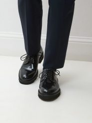 British Passport Skórzane trzewiki w kolorze czarnym rozmiar: 44. Czarne botki sznurowane British Passport, bez wzorów, bez obcasa, bez zapięcia. Za 478.99 zł.