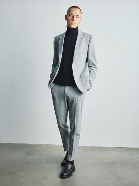 Spodnie garniturowe slim fit - jasnoszary. Szare garnitury Reserved, l, bez wzorów, z tkaniny. Za 169.99 zł.