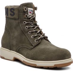 Kozaki TOMMY JEANS - Suede Boot EM0EM00235 Forest Night 307. Kozaki marki Tommy Jeans. Za 599.00 zł.