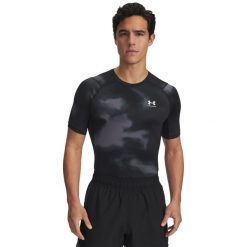 Koszulka Under Armour HeatGear. Czarne buty treningowe Under Armour, bez wzorów, na fitness i siłownię. Za 245.99 zł.