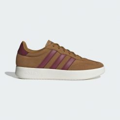 Buty Barreda. Białe buty trekkingowe Adidas, bez wzorów, bez zapięcia, tenisowe. W wyprzedaży za 223.20 zł.