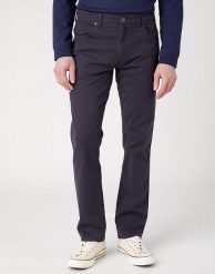 WRANGLER MESKIE SPODNIE MATERIAŁOWE MATERIAŁ GREENSBORO DARK NAVY W15QLNXAE. Niebieskie spodnie materiałowe Wrangler, l, bez wzorów, z materiału. Za 239.99 zł.
