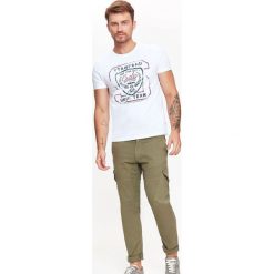 T-SHIRT MĘSKI Z NADRUKIEM. Bluzki z długim rękawem marki TOP SECRET. W wyprzedaży za 19.99 zł.