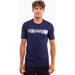 Koszulka sportowa męska Under Armour Camo Chest Stripe. Zielone t-shirty sportowe Under Armour, bez wzorów, bez ramiączek, do piłki nożnej. Za 114.00 zł.