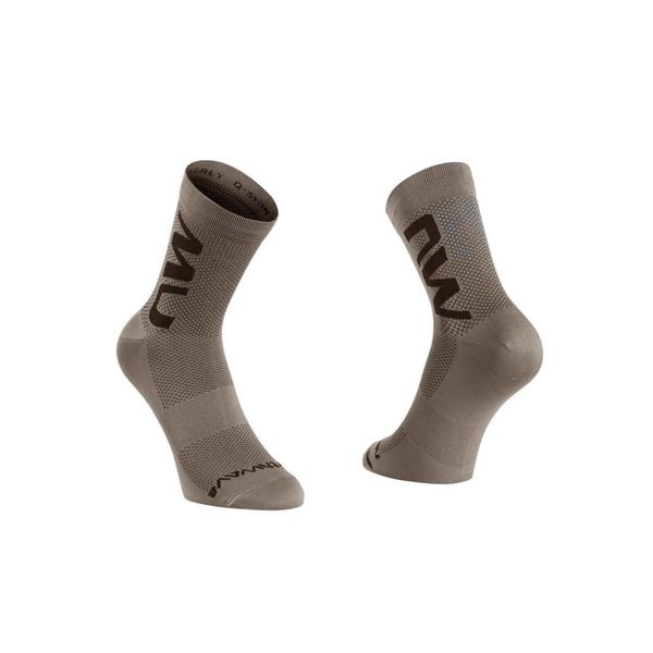 Skarpety rowerowe NORTHWAVE Extreme Air Mid beżowy. Brązowe skarpety Northwave, bez wzorów. W wyprzedaży za 45.00 zł.