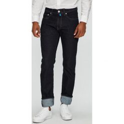 Pierre Cardin - Jeansy. Jeansy Pierre Cardin. W wyprzedaży za 299.90 zł.