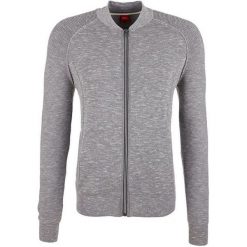 S.Oliver Męska sweter 13.802.64.4719.9730 Mieszanka Grey (rozmiar XL). Szare swetry nierozpinane S.Oliver, m, bez wzorów, bez kołnierzyka, bez ramiączek. W wyprzedaży za 173.00 zł.