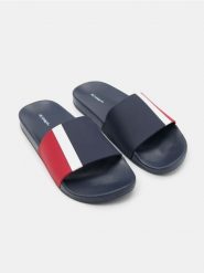 Klapki z kontrastowym paskiem - granatowy. Niebieskie klapki Sinsay. Za 29.99 zł.