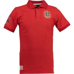 Koszulka polo "Kaytoo" w kolorze czerwonym. Koszulki polo marki Geographical Norway Men, z haftami, z bawełny, polo, z krótkim rękawem. W wyprzedaży za 86.95 zł.
