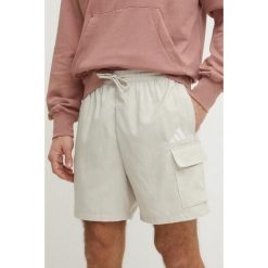 Spodenki męskie adidas Essentials Small Logo Cargo Chelsea. Brązowe szorty Adidas, m, bez wzorów, z tkaniny, sportowe. Za 141.99 zł.