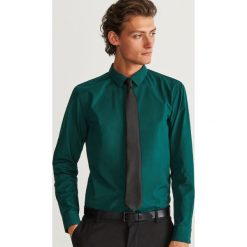 Koszula regular fit - Khaki. Koszule marki Under Armour. W wyprzedaży za 39.99 zł.