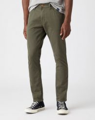 SPODNIE MĘSKIE MATERIAŁOWE WRANGLER LARSTON MOSS GREEN W18S36221 112141209. Zielone spodnie materiałowe Wrangler, l, bez wzorów, z materiału. W wyprzedaży za 49.99 zł.