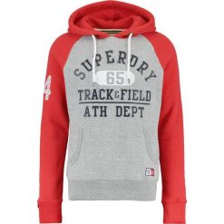 Superdry TRACKSTER BASEBALL Bluza z kapturem trophy grey grit/upstate red. Bluzy marki Superdry. Za 339.00 zł.