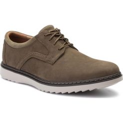 Półbuty CLARKS - Un Geo Lace 261411497 Dark Olive Nubuck. Zielone eleganckie półbuty Clarks, bez wzorów, z materiału, bez obcasa, bez zapięcia. W wyprzedaży za 209.00 zł.